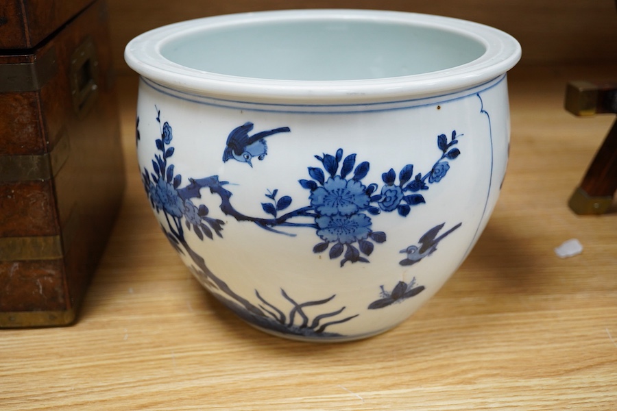 A Chinese blue and white jardiniere, 22cm in diameter